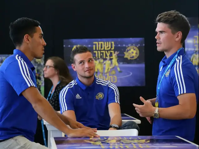 פרדראג ראיקוביץ' שוער מכבי תל אביב עם וידאר קיארטנסון אוסקר סקאריונה (קובי אליהו)