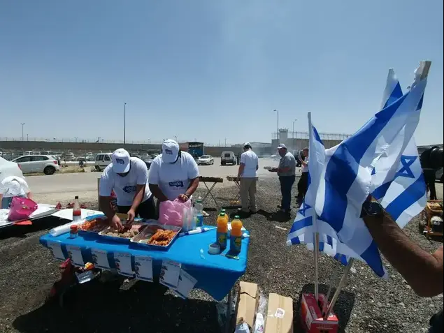 המנגלים של האיחוד הלאומי החלו מול כלא עופר 20 באפריל 2017. (מערכת וואלה! NEWS , האיחוד הלאומי)