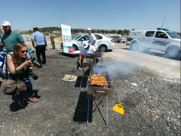 המנגלים של האיחוד הלאומי החלו מול כלא עופר 20 באפריל 2017. (מערכת וואלה! NEWS , האיחוד הלאומי)