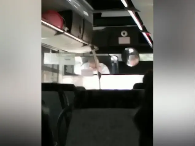 נהג חברת "אפיקים" תועד מדבר בסלולארי במהלך נסיעה מפתח תקווה לאריאל (מערכת וואלה! NEWS)