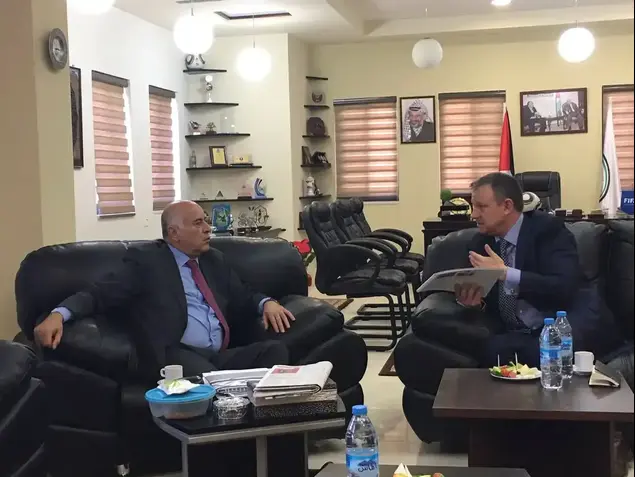 ח"כ אראל מרגלית בפגישה עם בכיר פתח ג'יבריל רג'וב ברמאללה, 20 באפריל 2017 (יח"צ)