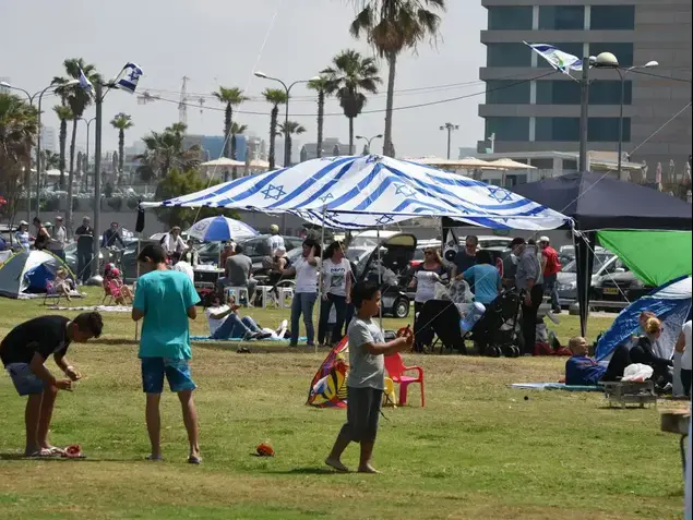 משפחות עושות מנגל ליום העצמאות בתל אביב 2 במאי 2017 (ראובן קסטרו)