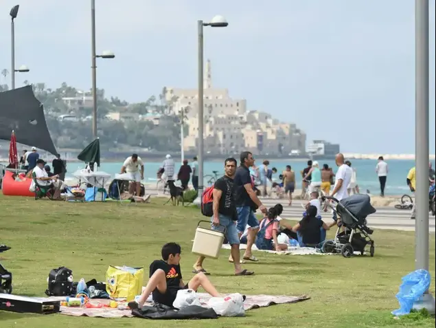 משפחות עושות מנגל ליום העצמאות בתל אביב 2 במאי 2017 (ראובן קסטרו)