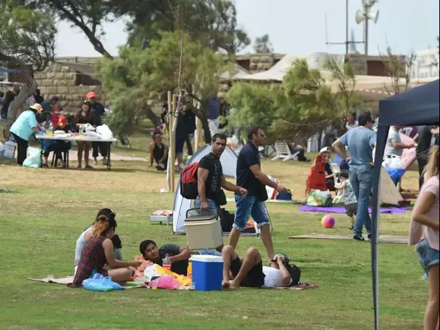 משפחות עושות מנגל ליום העצמאות בתל אביב 2 במאי 2017 (ראובן קסטרו)