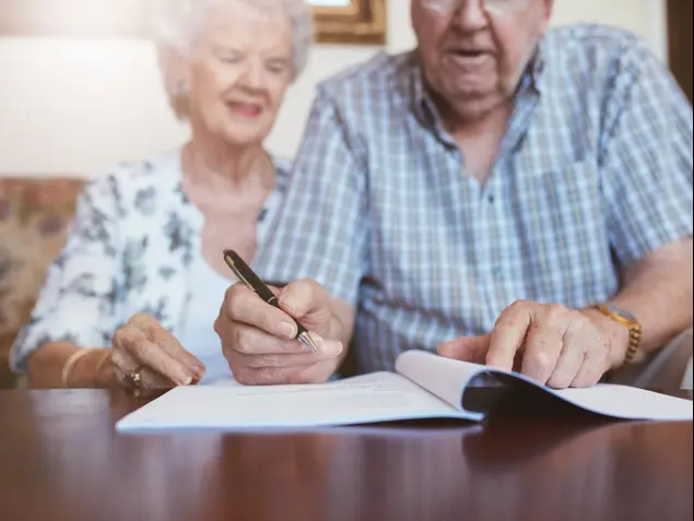 זוג מבוגר חותם על צוואה (ShutterStock)