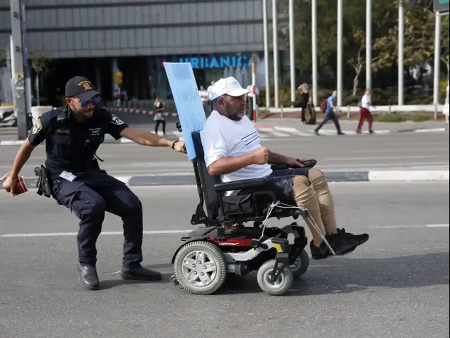 הפגנת אנשים בעלי נכות מול קריית הממשלה בתל אביב, 18 במאי 2017 (מגד גוזני)