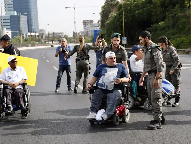 הפגנת אנשים בעלי נכות מול קריית הממשלה בתל אביב, 18 במאי 2017 (מגד גוזני)