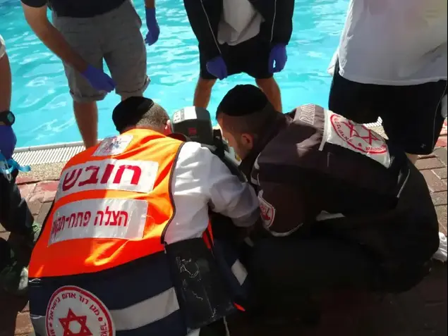 נער בן 13 טבע בבריכה בפתח תקווה. 19 במאי 2017 (מד"א)