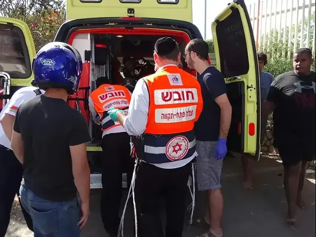 נער בן 13 טבע בבריכה בפתח תקווה. 19 במאי 2017 (מד"א)