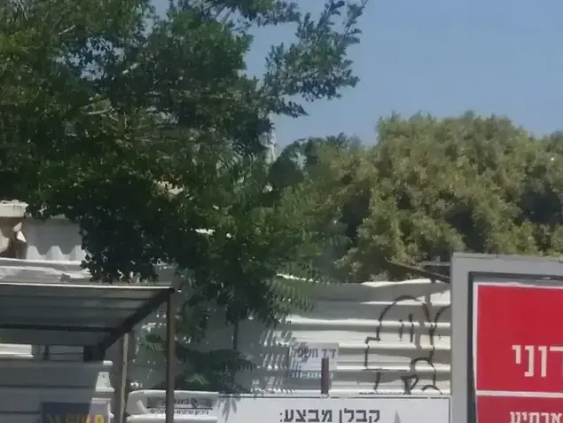 אתר בניה בתל אביב של חברת אשטרום שבו נהרג פועל בנפילה מגובה (מערכת וואלה! NEWS , המרכזים לצדק חברתי)