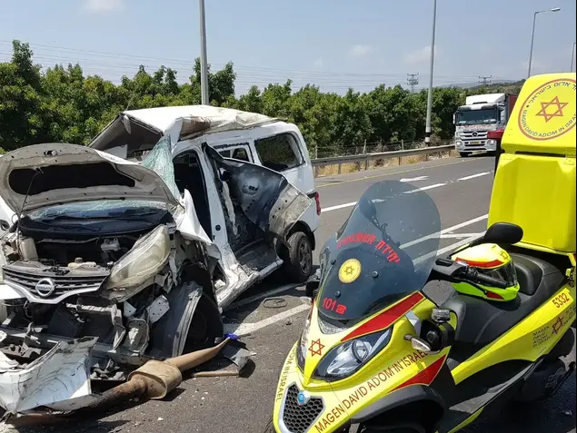 תאונה קשה בין משאית לרכב מסחרי בכביש בין מושב עבדון ליישוב מנות 17 ביולי 2017 (מערכת וואלה! NEWS , אלון קוצי תיעוד מבצעי מד"א)