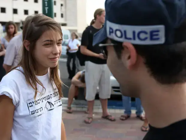 סרבנית הגיוס עומר גולדמן בשערי הבקו"ם (ניר לנדאו, מערכת וואלה!)