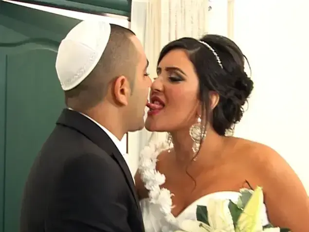 עינב בובליל ואלי בניסטי בהכנות ביום החתונה (אבי כהן)