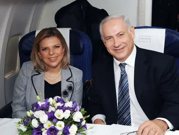 רה"מ בנימין נתניהו ואישתו שרה במטוס בדרכם לביקור רשמי באירופה (לשכת העיתונות הממשלתית)