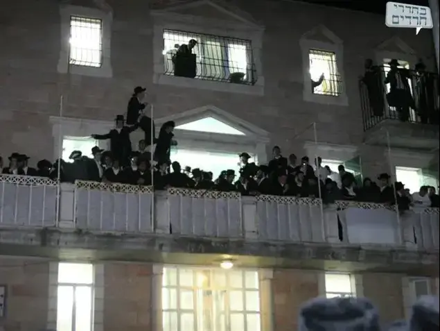 הוצאת דיבוק מגבר בישיבת השלום בירושלים ינואר 2010 (עומר מירון)