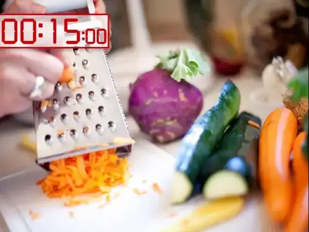 מגרדים את הירקות על פומפיה (דנה מאירזון)