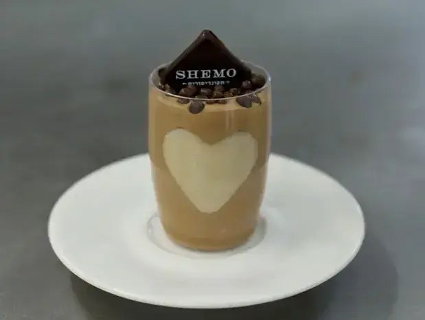 מקשטים בפניני שוקולד או שוקולד מגורר (דנה מאירזון)