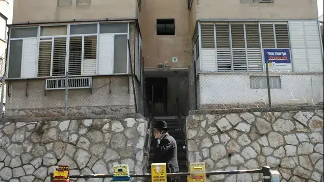 ביתו של הרב שטיינמן שנפרץ היום בבני ברק, אוקטובר 2013 (דרור עינב)