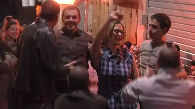 ענת קם חוגגת בבר "תחריר" בירושלים לאחר שחרורה מהכלא, ינואר 2014 (עומר מירון)