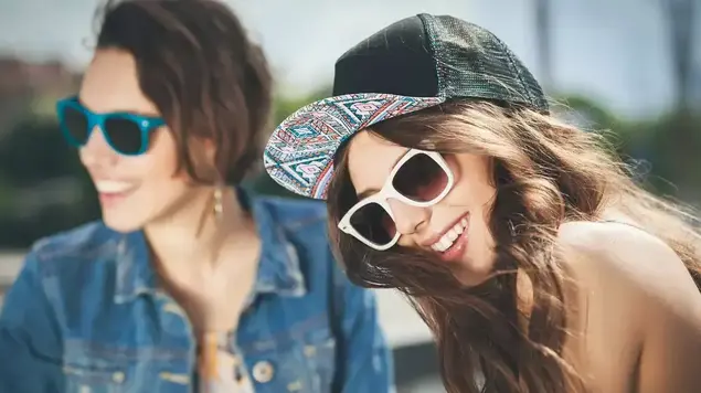 צעירות חובשות משקפי שמש (ShutterStock)