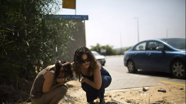 תופסים מחסה בזמן אזעקה באשקלון 23 ביולי 2014 (רויטרס)