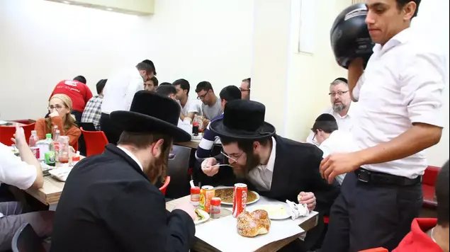 צ'ולנט בחמישי בלילה (מערכת וואלה! NEWS , בועז בן ארי - חרדים 10)