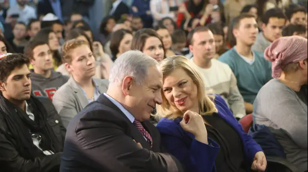 ראש הממשלה בנימין נתניהו ורעייתו בטקס הדלקת נר שביעי עם עולים חדשים בבית קנדה, ירושלים (מערכת וואלה! NEWS , צילום אלכס קולומויסקי)