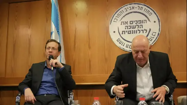 יו"ר המחנה הציוני יצחק (בוז'י) הרצוג ועו"ד דב וייסגלס בבית הפרקליט, תל אביב (דרור עינב)