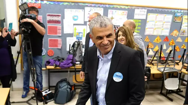 משה כחלון יו"ר מפלגת כולנו מצביע בבחירות 2015, קלפיות נפתחו. חיפה 17 במרץ, 2015 (ערן גילווארג)