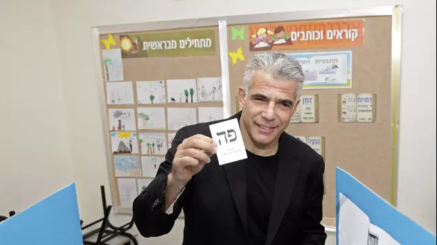 יאיר לפיד יו"ר יש עתיד מצביע בבחירות 2015, קלפיות נפתחו. תל אביב 17 במרץ, 2015 (רויטרס)