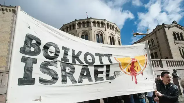 הפגנה חרם על ישראל מול הפרלמנט הנורבגי (ShutterStock)
