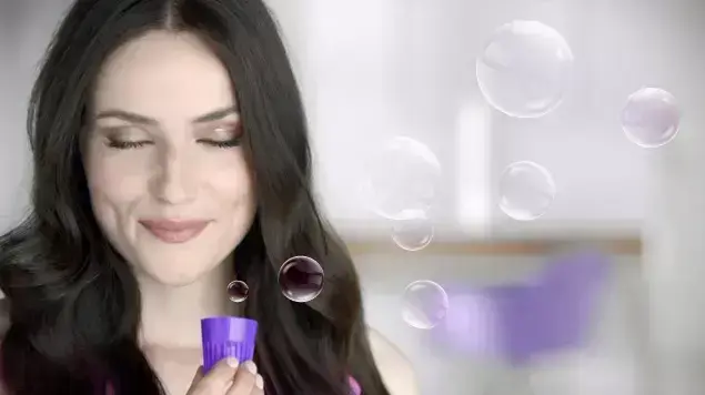 אישה מריחה נוזל לרצפה (יח"צ , סנו)