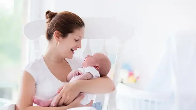אמא מחזיקה תינוק (ShutterStock)