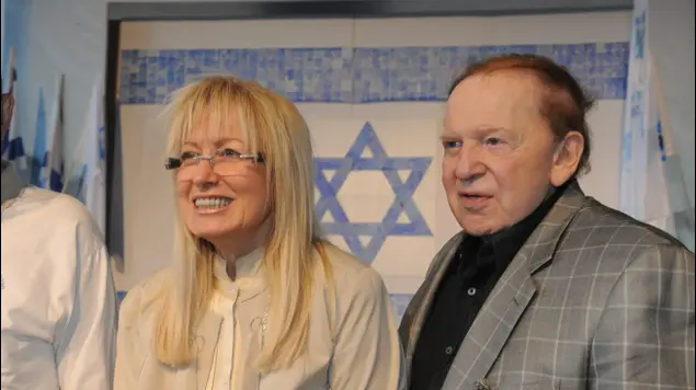 שלדון אדלסון ואשתו מרים אדלסון עם נוער תגלית בנתב״ג (צילומים מ- 29.12.2009) (ראובן קסטרו)
