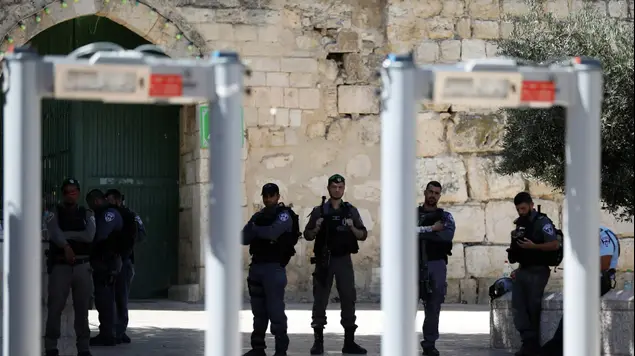 הצבת מגנומטרים בירושלים לאחר בפיגוע ביום שישי האחרון 16 ביולי 2017 (רויטרס , רויטרס)