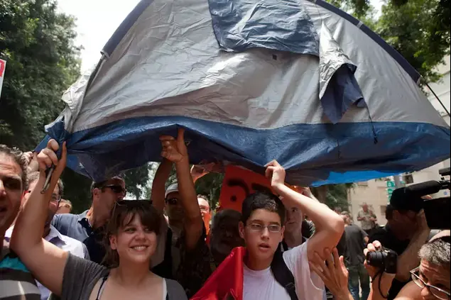 דפני ליף מנסה להקים אוהלים בשדרות רוטשילד (דרור עינב)