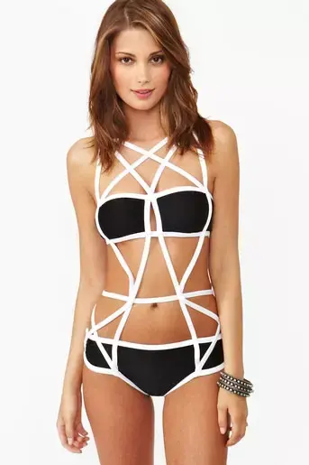 בגד ים של טרינטי (אתר רשמי , http://www.nastygal.com)