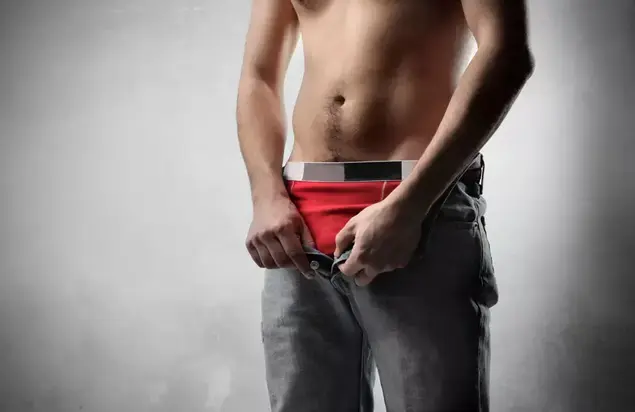 גבר מוריד מכנסיים (ShutterStock)