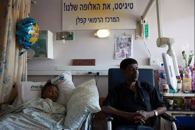 טיגיסט ביטאו הפצועה שנפגעה מטרקטורון ומשפחתה בבית החולים , סמפטמבר 2012 (דרור עינב)