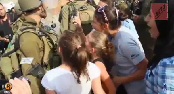 ילדה פלסטינית מול חיילים ישראליים בנבי סאלח (צילום מסך)