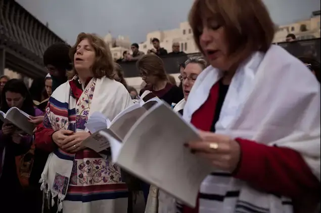 ענת הופמן בתפילה בכותל, ינואר 2013 (טלי מאייר)
