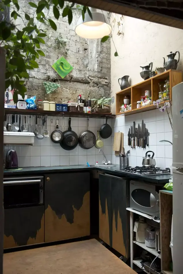 הלופט השכור של מעצב הרהיטים עופר שחר (נמרוד סונדרס)