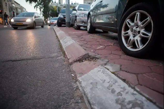 רכבים חונים כאוות נפשם ביום ללא אכיפה בתל אביב, פברואר 2013 (דרור עינב)