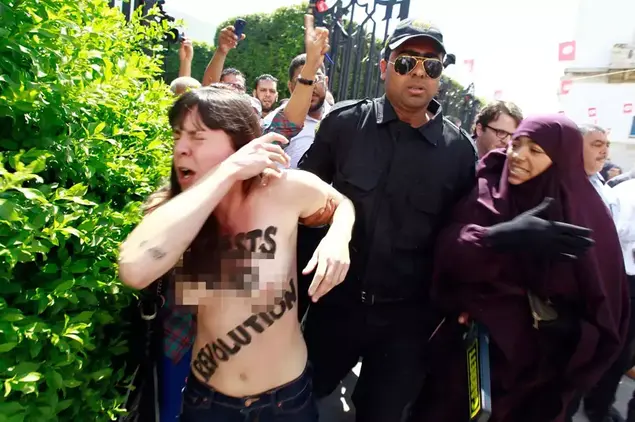 מפגינות מארגון FEMEN מול משרד המשפטים בתוניס, תוניסיה. מאי 2013 (רויטרס)