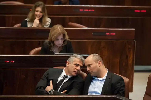 יאיר לפיד ונפתלי בנט בדיון בהשתתפות רה"מ בעקבות חתימות 40 ח"כים בנושא יוזמת השלום הערבית. מאי 2013 (עומר מירון)