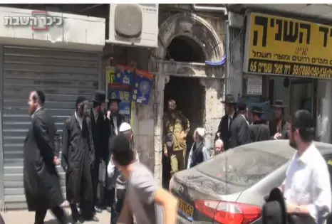 דורון הרמן מחופש לחייל חרדי (צילום מסך , כיכר השבת)