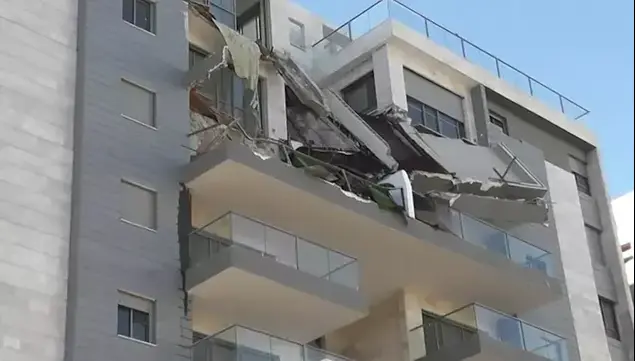 3 מרפסות קרסו בבניין מגורים בחדרה (שלומי גבאי)