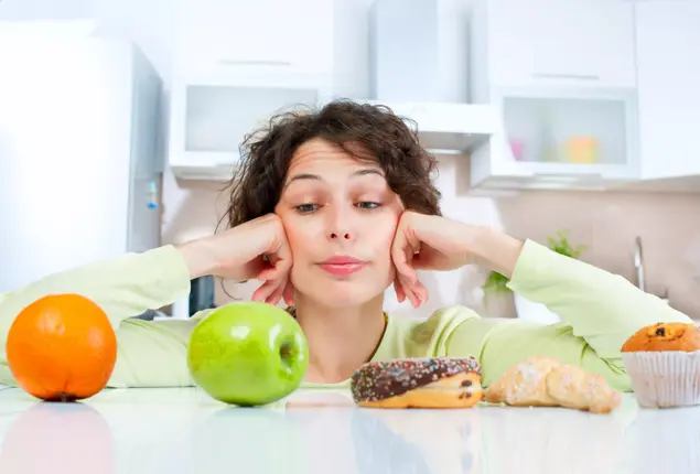 אישה מסתכלת על אוכל (ShutterStock)