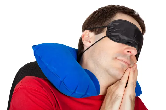 נוסע ישן במהלך טיסה (ShutterStock)