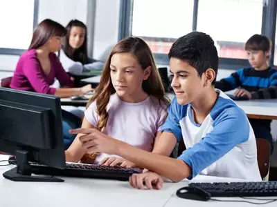ילדים לומדים בכיתה (ShutterStock)